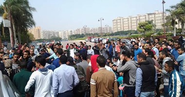 طلاب العلوم الطبية يشاركون "صحافة المواطن" صور تظاهرات رفض تغيير اسم الكلية