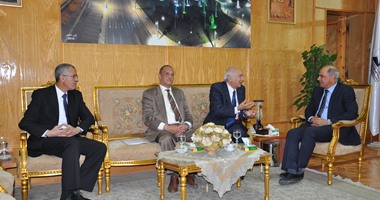 رئيس جامعة السويس يزور جامعة كفر الشيخ لبحث التعاون المشترك