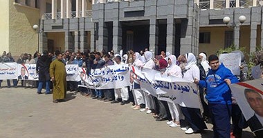 بالصور.. أهالى رشيد ينظمون وقفة احتجاجا لاستبعاد مدير المستشفى العام 