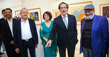 فى معرض فاروق حسنى.. نجيب ساويرس: اللوحات بها روح جديدة