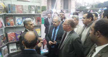 بالصور.. وزير الثقافة يتفقد "معرض الكتاب" فى جامعة القاهرة