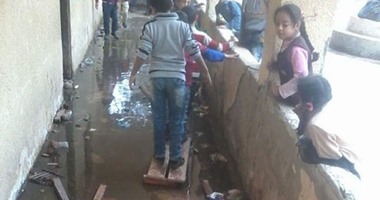 صحافة المواطن..بالصور: مياه الصرف الصحى تحاصر الطلاب داخل فصول مدرسة بالقليوبية