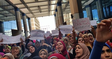 لليوم الثالث.. طلاب علوم طبية يواصلون تظاهراتهم لرفض تغيير مسمى كليتهم