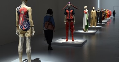 مسيرة 45 عامًا فى عالم الموضة يجسدها معرض المصمم اليابانى "إيسى مياكى"