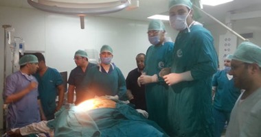 بالصور..لأول مرة بمستشفى المنصورة الجامعى.. إجراء عملية تدبيس معدة لمريض سمنة وزنه 290 كيلو