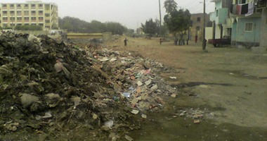 صحافة المواطن: بالصور.. القمامة تملأ شوارع قرية صندفا فى المنيا