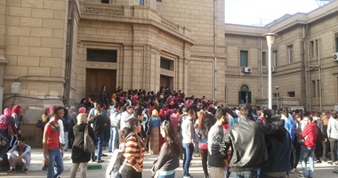 قوات الأمن تنجح فى فض تظاهرة طلاب المعادلة بجامعة القاهرة