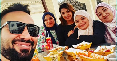 أحمد سعد يلتقط "سيلفى" مع شقيقاته البنات.. معلقا: أحسن حاجة فى الحياة