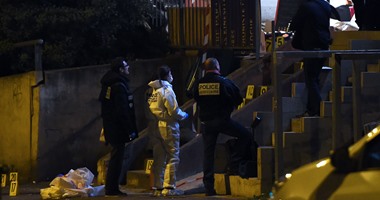 بالصور..الشرطة الفرنسية تفحص مسرح جريمة مقتل شاب فى مارسيليا