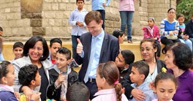 السفير البريطانى يلتقى بتلاميذ ومعلمى "وحدة الصم" فى القاهرة