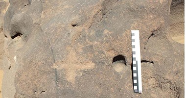 بالصور.. "الآثار"  تكتشف صخورا أثرية  تعود لما قبل التاريخ فى أسوان