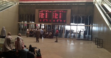  شكوى من سوء التنظيم أمام شباك التذاكر فى محطة مصر