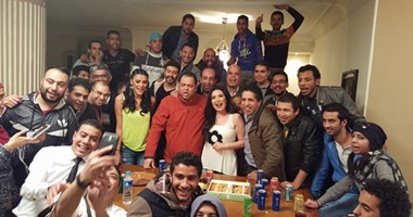بالصور.. عبير صبرى تحتفل مع فريق عمل "نسوان قادرة" بعيد ميلادها