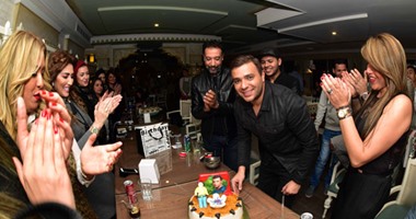 بالصور.. رامى صبرى يحتفل بعيد ميلاده مع زوجته وأصدقائه