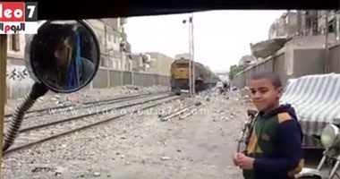 صحافة المواطن: بالفيديو.. زحام شديد بمزلقان جرجا يعطل القطار نصف ساعة
