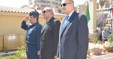 محافظ المنيا ومدير الأمن يضعان أكليل الزهور على النصب التذكارى للشهداء