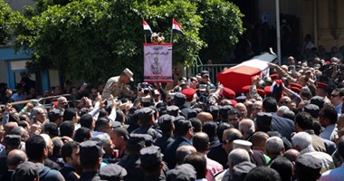 بالصور.. حشد كبير فى الجنازة العسكرية لابن محمد عمر