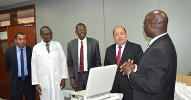 بالصور.. السفارة المصرية تقدم جهاز سونار للقلب هدية إلى أوغندا