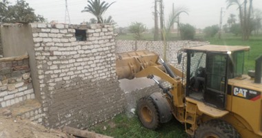 بالصور.. إزالة 25 حالة تعد بالبناء على الأراضى الزراعية بمركز بنى سويف 