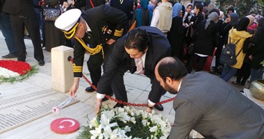 بالصور.. قنصل تركيا بالإسكندرية يضع إكليل زهور على قبر الشهداء بسيدى بشر