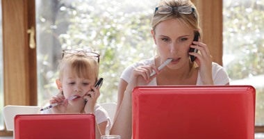للأم العاملة.. 5 طرق لاستغلال هاتفك الذكى والإنترنت فى العمل من المنزل