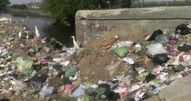 "صحافة المواطن".. القمامة والمخلفات تحاصر قرية صندفا فى المنيا