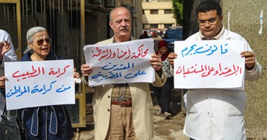 بالفيديو والصور..  بدء وقفة الأطباء أمام مستشفى المنيرة للمطالبة بمحاكمة المعتدين على "المطرية"
