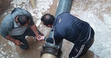 إصلاح كسر فى خط مياه الشرب بمدينة كفر سعد بدمياط