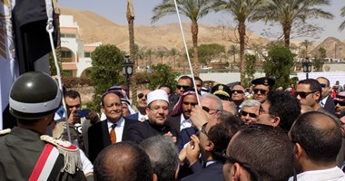محافظ جنوب سيناء يرفع العلم المصرى احتفالا بذكرى تحرير طابا.. اليوم 