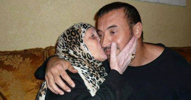 كاظم الساهر ينشر صورة برفقة والدته:"الله يرحمك يا ست الحبايب"