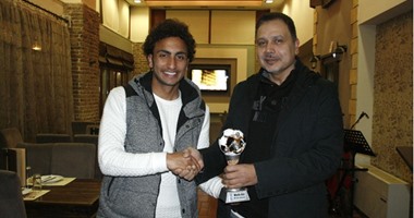 بالفيديو والصور.. عمرو وردة يتسلم جائزة أفضل لاعب فى بانياتوليكوس اليونانى