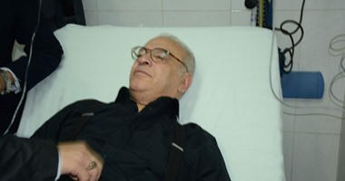 نقل صلاح عبدالله إلى مستشفى الزراعيين بعد سقوطه مغشيا عليه بجنازة شقيقه