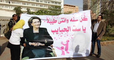 بالفيديو والصور.. مؤيدو الرئيس الأسبق يقدمون هدايا "عيد الأم" لسوزان مبارك