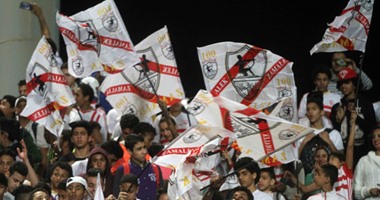 بالصور.. أمن الزمالك يوزع أعلام على الجمهور قبل مواجهة دوالا