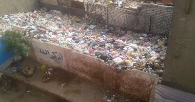 صحافة المواطن.. بالصور.. تراكم القمامة فى كتلة سكنية بمنطقة شرق المحطة بالمنيا