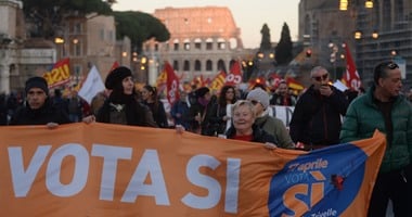 بالصور..الآلاف يتظاهرون فى روما ضد حكومة ماتيو رينزى للرفض سياسة الخصخصة