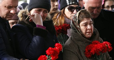 بالصور.. مواطنون روس يضعون الورود تكريما لأرواح ضحايا طائرة "فلاى دبى" 