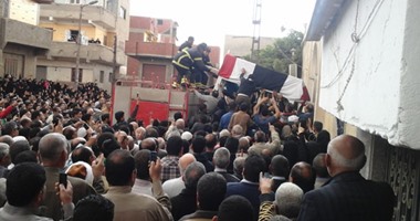 محافظ الشرقية ومدير الأمن يتقدمان جنازة الشهيد محمود منير بفاقوس