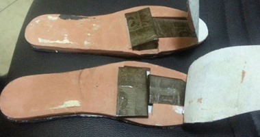 بالصور.. ضبط راكب حاول تهريب 4 قطع حشيش لسلطنة عمان داخل نعل الحذاء