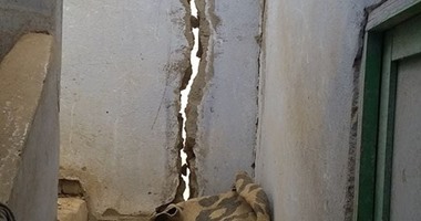 بالصور.. تشققات جدران منزل متهالك تهدد حياة أسرة بالوادى الجديد