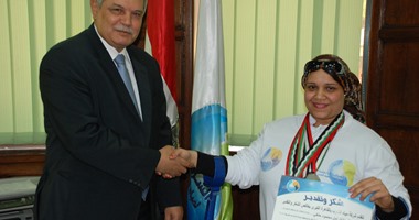 رئيس شركة المياه يكرم موظفة معاقة لحصولها على ميداليات دولية برفع الأثقال 