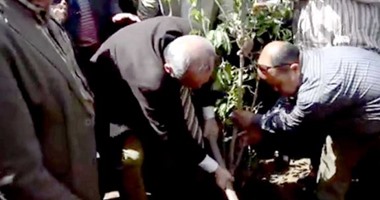 محافظ القاهرة يزرع شجرة بيده فى الحديقة الثقافية خلال الاحتفال بعيد الأم 