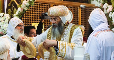 بالفيديو والصور.. مطران القدس الجديد يدشن كنيسة لأول مرة بعد تعيينه