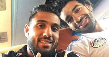 الشناوى يستقبل محمد صلاح فى معسكر المنتخب بـ"سيلفى"