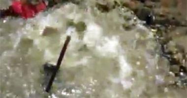 صحافة المواطن.. فيديو يرصد إنفجار ماسورة مياه يتسبب فى غرق شارع ناهيا ببولاق الدكرور
