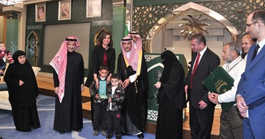 السعودية تسلم أسرة الشهيد المصرى وسام الملك عبد العزيز وشيكا بمليون ريال