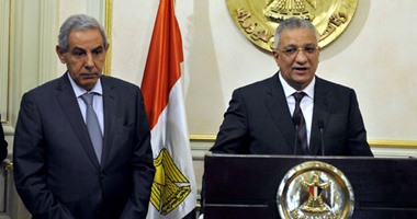 وزير التنمية المحلية يصل مطار القاهرة بعد أداء مناسك العمرة