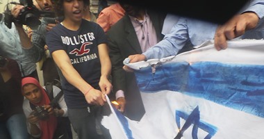 بالصور.. نشطاء يهتفون ضد نائب التطبيع أمام "الصحفيين" ويحرقون علم إسرائيل