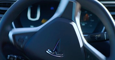 "تسلا" تزود نموذج S بأجهزة استشعار لدعم ميزة القيادة الآلية للسيارة