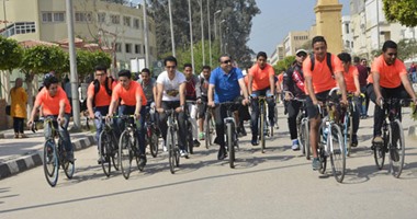 بالصور.. رئيس جامعة المنصورة يشارك الطلاب فى ماراثون للدراجات 